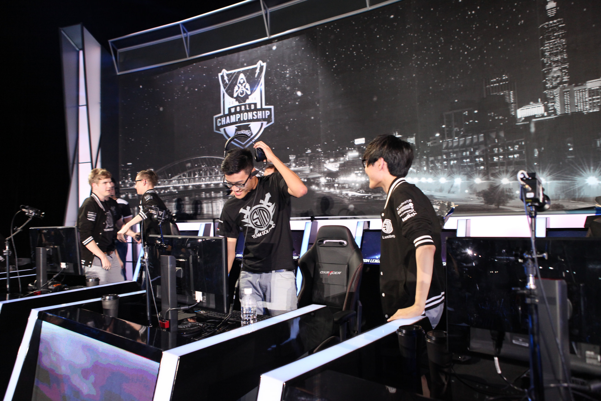 LPL赛区不敌LCK队伍原因剖析：战术僵化、英雄池短板与团队协作差距成关键症结