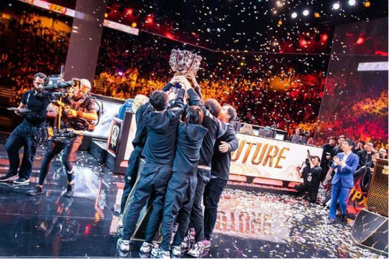 TheShy绕后决策失误致IG团灭，五千经济优势逆转T1翻盘，剑魔冒进酿败局